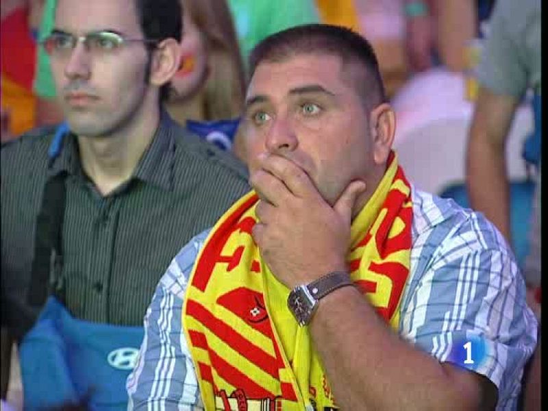 La afición española tuvo que sufrir para poder celebrar al final el histórico pase a semifinales del Mundial de la 'Roja' (04/07/2010)