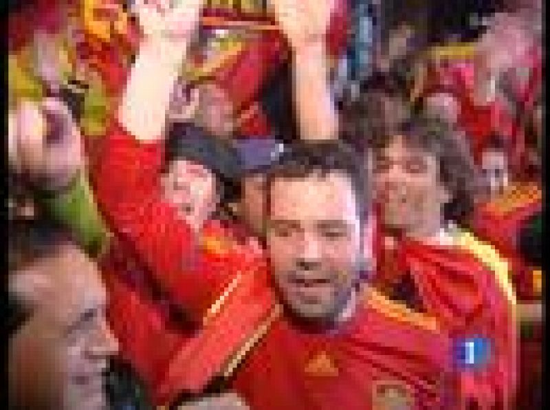  Los 1.000 aficionados españoles que acudieron a Johannesburgo para animar a España parecieron 10.000. Tanto es así que los sudafricanos ya se han pasado a 'La Roja'. Ahora ya sólo se piensa en ganar a Alemania en semifinales.