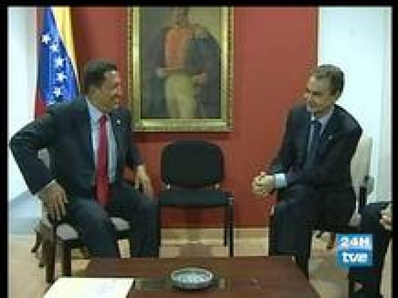 El presidente español, José Luis Rodríguez Zapatero, ha considerado como un "primer paso" para recuperar la "normalidad" en las relaciones institucionales el encuentro mantenido con su homólogo venezolano, Hugo Chávez, en la cumbre de Lima (17/05/08)