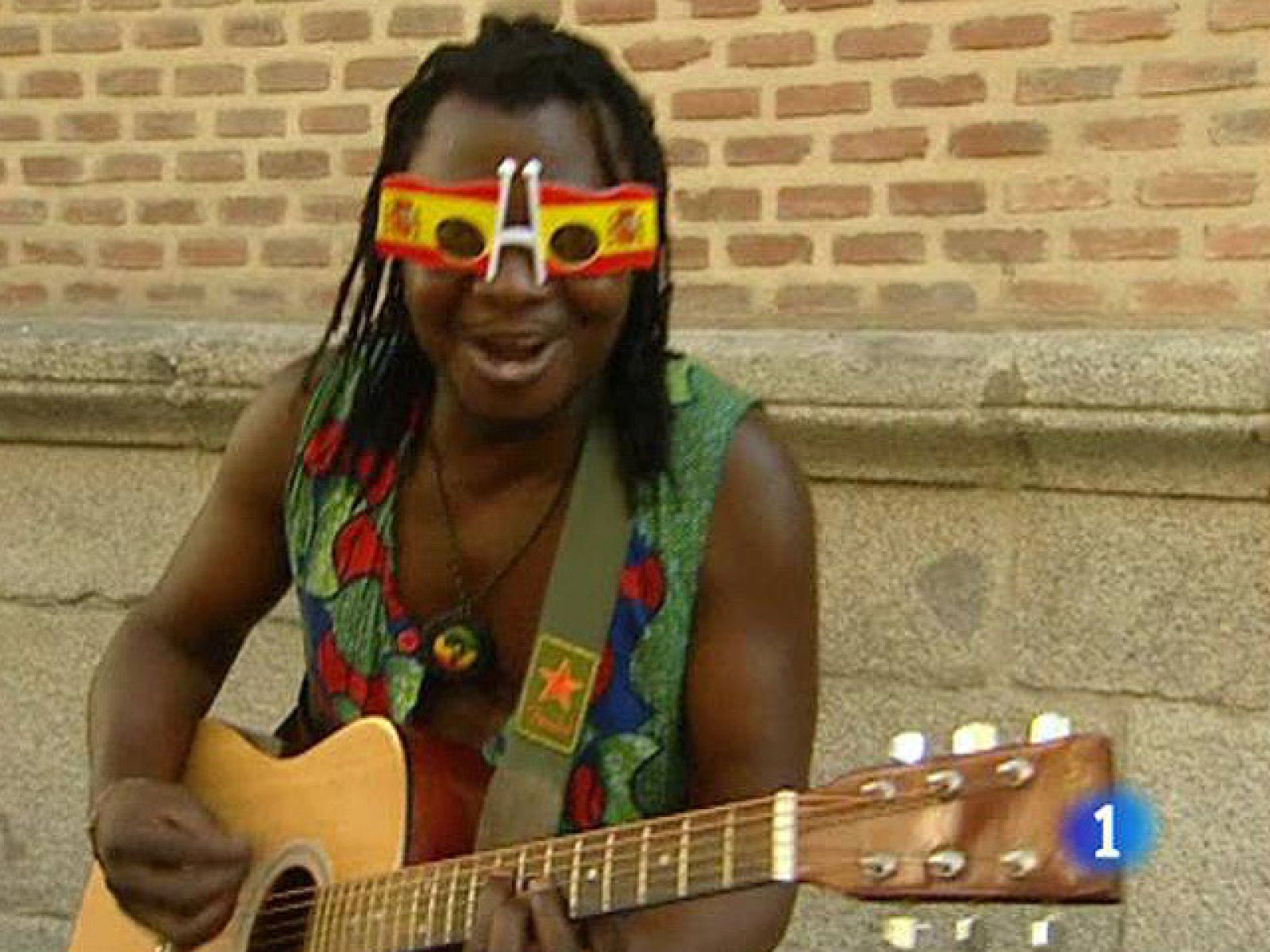 La venta de camisetas de la selección española se ha disparado con la clasificación de España para las semifinales del Mundial. Todos quieren vestir la roja y todos desean su victoria ante Alemania.