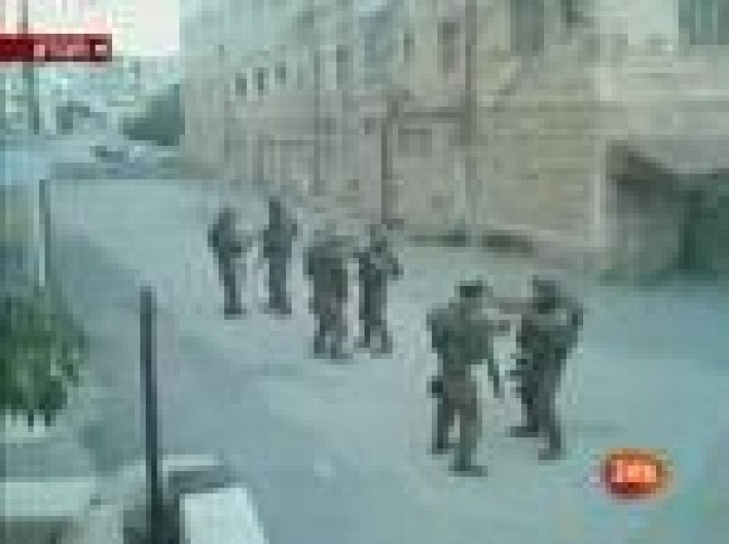 Seis soldados del ejército israelí, que según el diario hebreo Haaretz podrían ser expedientados, realizan una coreografía de baile en medio de lo que parece ser una calle de la ciudad palestina de Hebrón, uno de los lugares más conflictivos de Cisjordania. Algunos medios sraelíes, que lo han descubierto en Youtube le dan credibilidad  aunque, según el ejército, se trata de un montaje.
