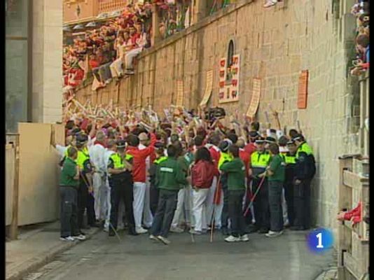 San Fermín - Numerosos mozos entonan el canto