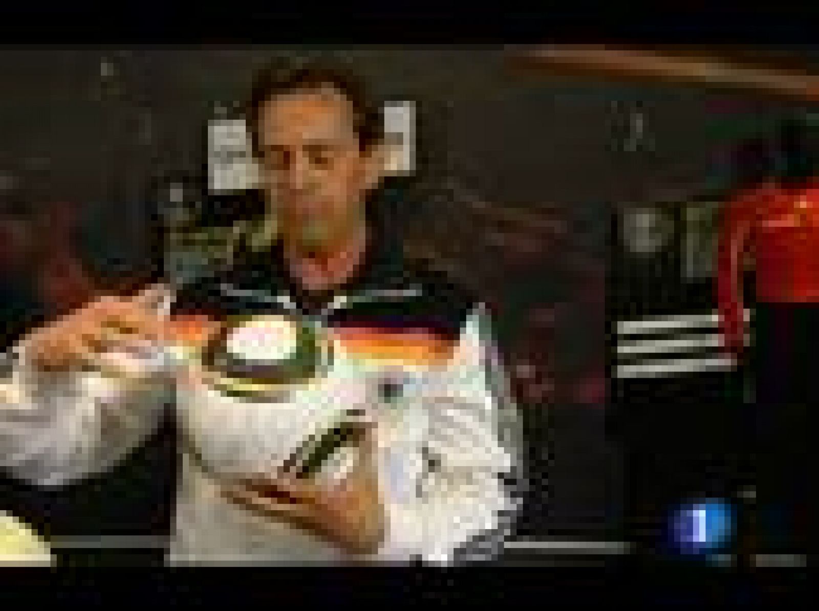 Sólo han pasado dos años desde la final de la Eurocopa, pero Alemania ha cambiado mucho desde entonces. Mismo seleccionador, pero nuevos jugadores y un estilo de juego más preciosista. Alemania asusta, pero su pulpo, Paul, ha pronosticado la victoria