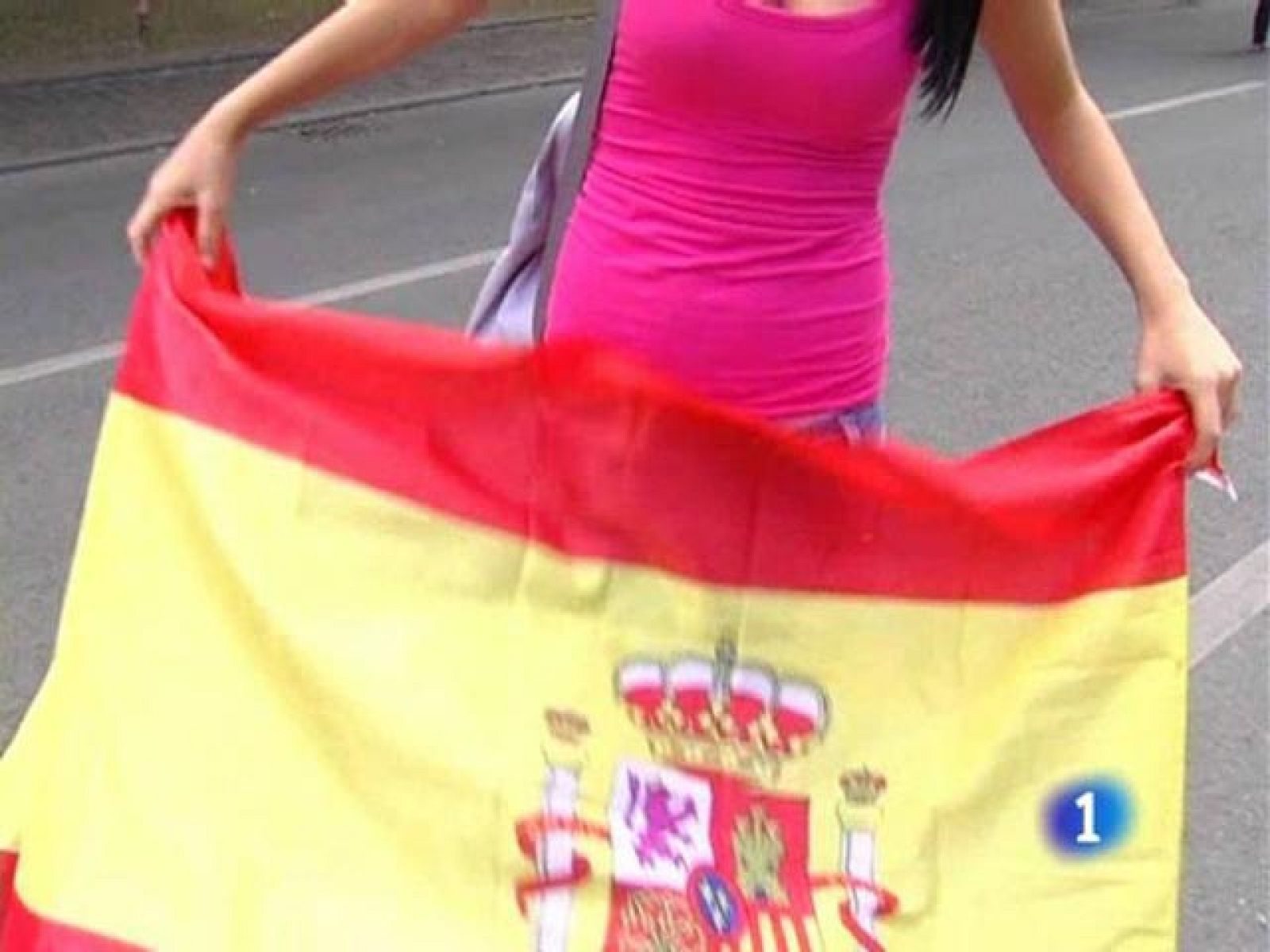 Se agotan las banderas españolas en Berlín | Ver