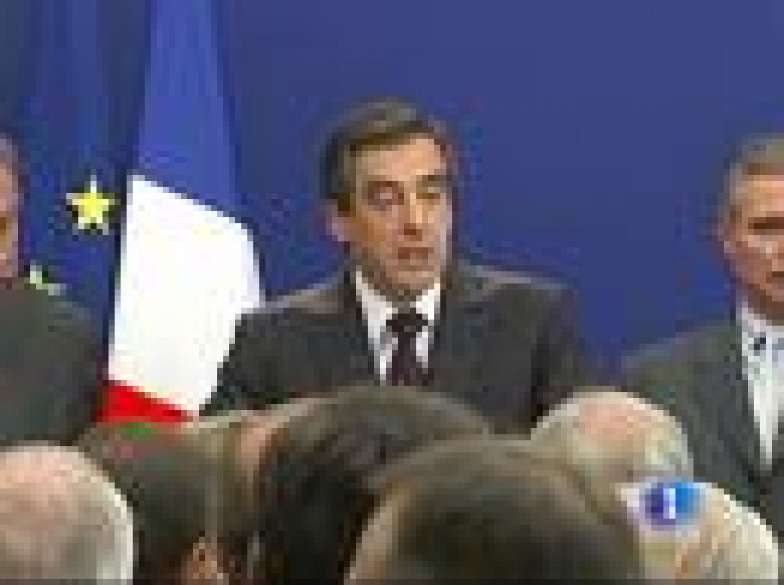 La Fiscalía va a investigar las acusaciones de financiación ilegal de la campaña presidencial de Sarkozy. El tesorero de esa campaña y actual ministro de Trabajo ha presentado una denuncia por calumnias.