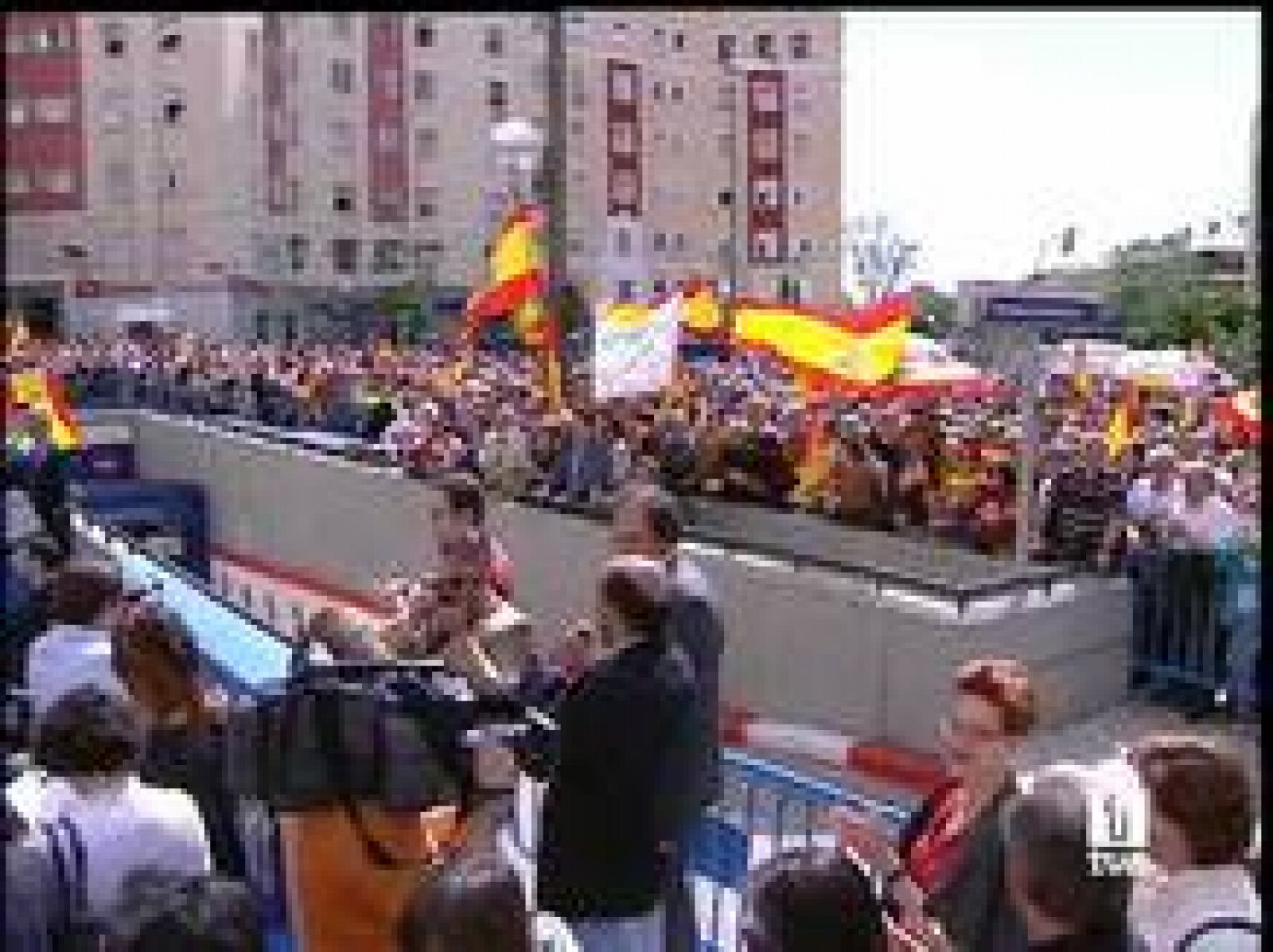 La presidenta y el alcalde de Madrid, Esperanza Aguirre y Alberto Ruiz Gallardón, han participado en la inauguración de un monumento en recuerdo a doce guardias civiles asesinados por ETA. El público ha aplaudido a la primera y abucheado al segundo. 