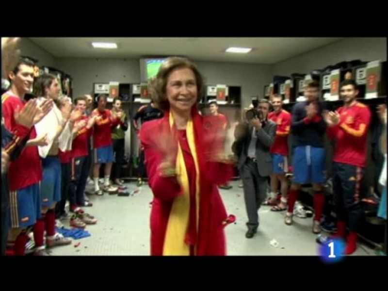  La Reina felicita a la "Roja" en los vestuarios