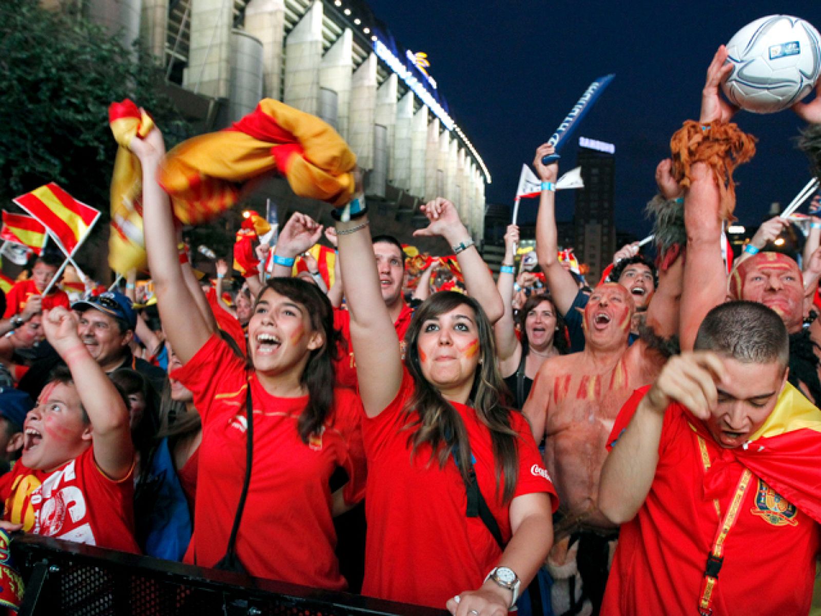Ganen o pierdan los internacionales de la 'Roja' tienen asegurada una fiesta con recorrido incluido a su llegada a España.
