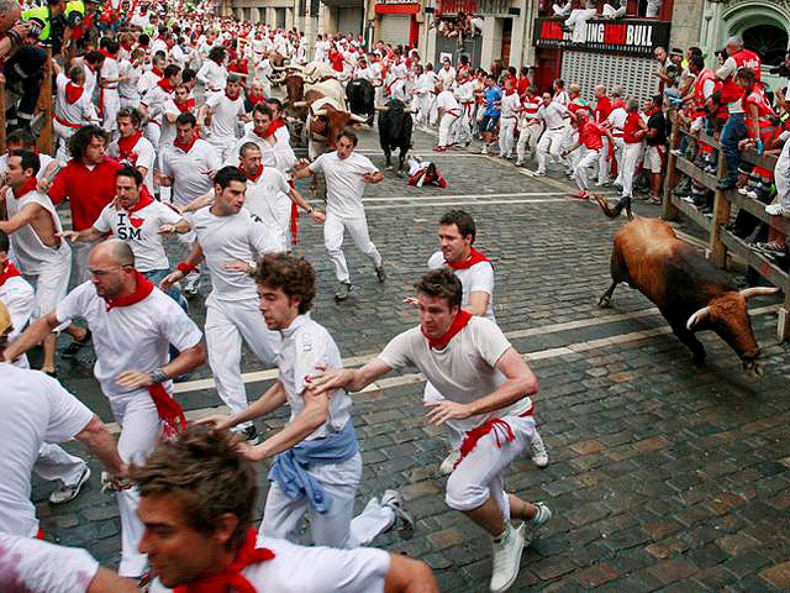 El tercer encierro de San Fermín deja un corneado y dos contusionados. | Ver