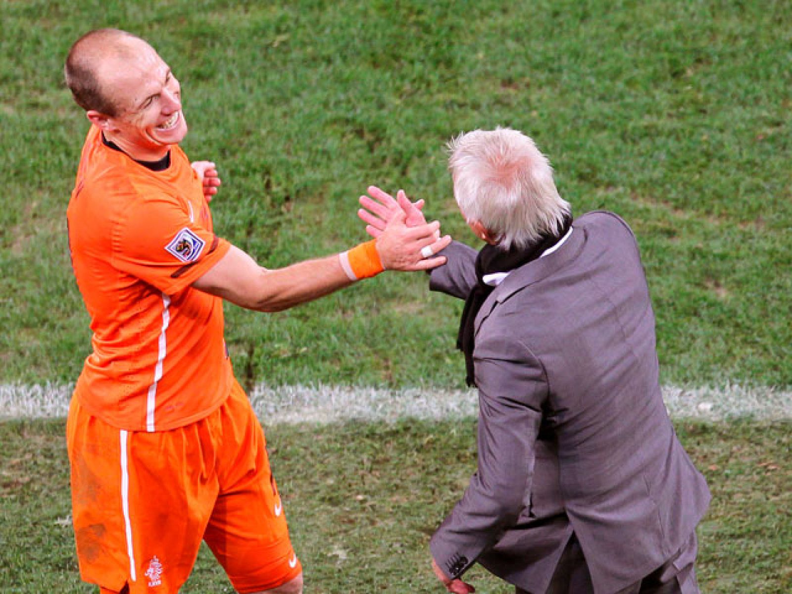 Holanda y España se jugarán ser el mejor equipo del mundo en un partido en el que se verán dos estilos de juego muy diferentes. Mientras que los tulipanes apuestan por la pegada y el orden defensivo, España prefiere tocar y crear como señas de indetidad para levantar la Copa del Mundo.