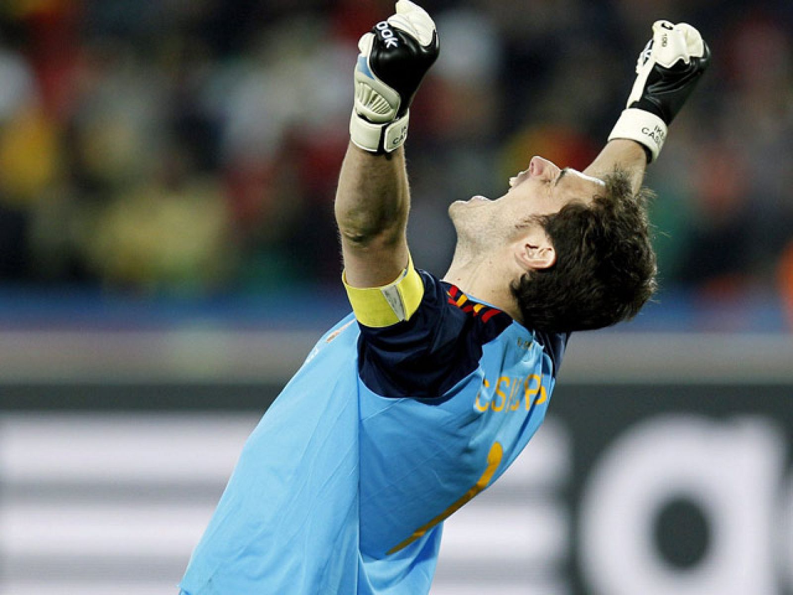 El capitán de la selección española Iker Casillas confesó a las cámaras de Televisión Española que él y todo el equipo están tranquilos, concentrados y confiados para la final del próximo domingo ante Holanda. "Los sufrimientos los hemos pasado al principio, ahora que tenemos el premio de poder disfrutar mal haríamos en estar tensos, hay que disfrutar".