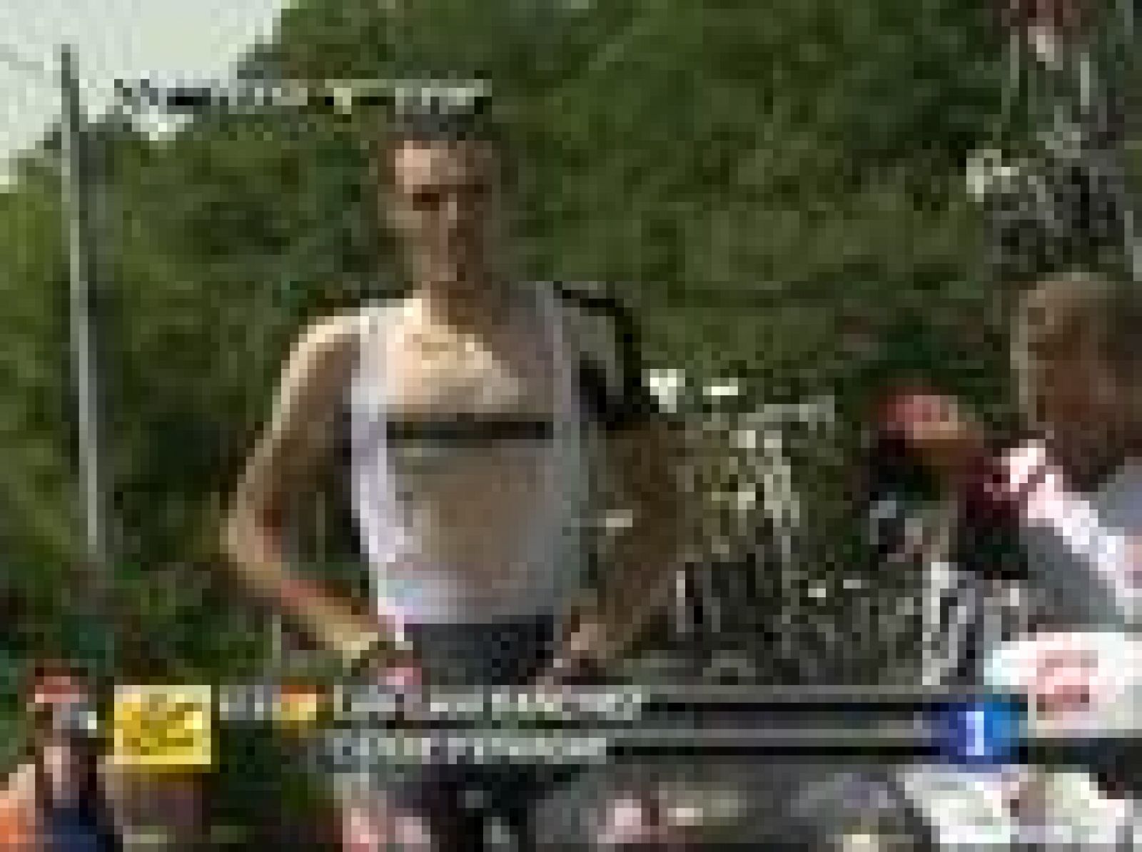 El británico Mark Cavendish ha vuelto a repetir victoria de etapa y celebró con su equipo el éxito.