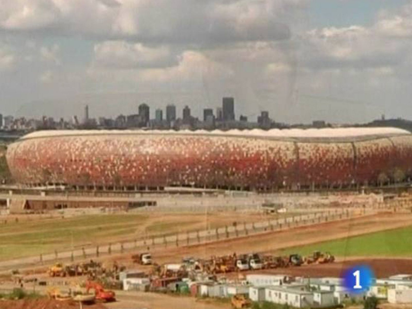 Junto a España y Holanda, este domingo habrá un tercer protagonista en la final del Mundial de Sudáfrica, el Soccer City, un majestuoso estadio situado en Soweto, uno de los barrios más populosos de Johannesburgo. Es conocido como 'The calabasah' (la calabaza), porque su forma se asemeja a las ollas tradicionales sudafricanas de cerámica destinadas a la cocción y mantenimiento de alimentos.