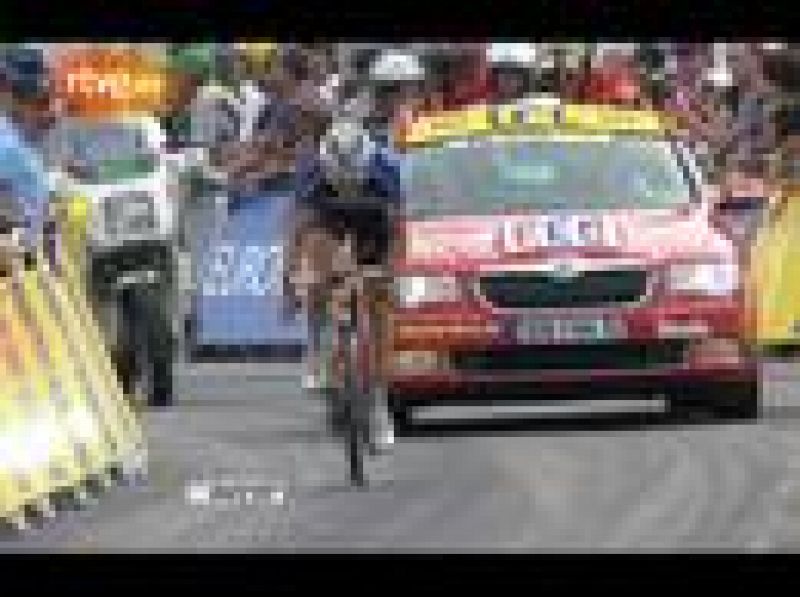 El francés Sylvain Chavanel, del Quick Step, se ha rencontrado con el maillot amarillo y con otro triunfo de etapa tras firmar una exhibición en solitario en la primera jornada alpina disputada entre Tournus y la Estación des Rousses, de 165 kilómetros, en la que los favoritos no entraron en la batalla y mantuvieron sus diferencias en la general.