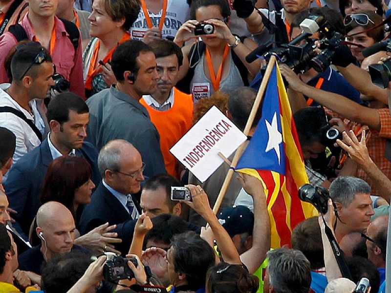 El presidente de la Generalitat, José Montilla, y el líder de UDC, Josep Antoni Durán i Lleida, han sido increpados por algunos manifestantes durante la marcha en apoyo del Estatut.