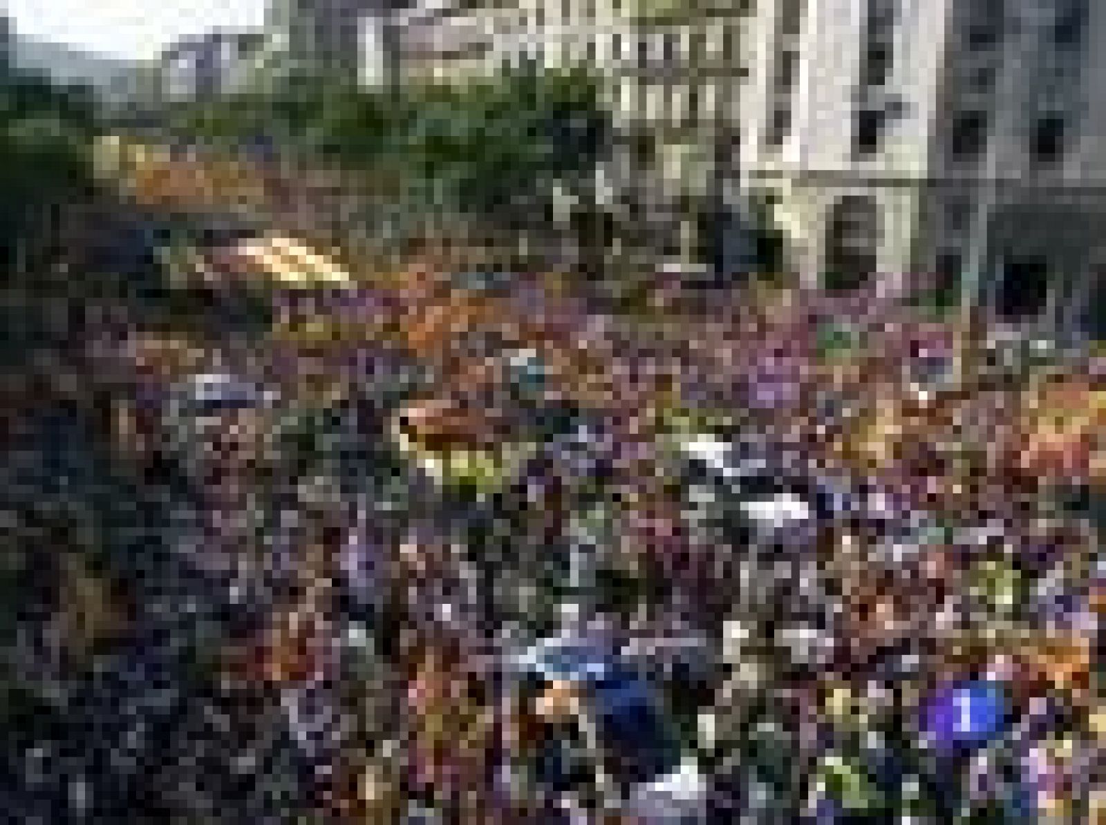  ientos de miles de personas han participado en Barcelona en la manifestación contra la sentencia del Tribunal Constitucional sobre el Estatut de Cataluña.