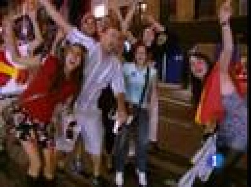    Aficionados españoles festejan la victoria de la selección en el mundial en las las calles y los bares de todo el mundo. RTVE fue testigo de la invasión de camisetas, banderas y caras pintadas en las calles, parques y plazas de Washington, Londres
