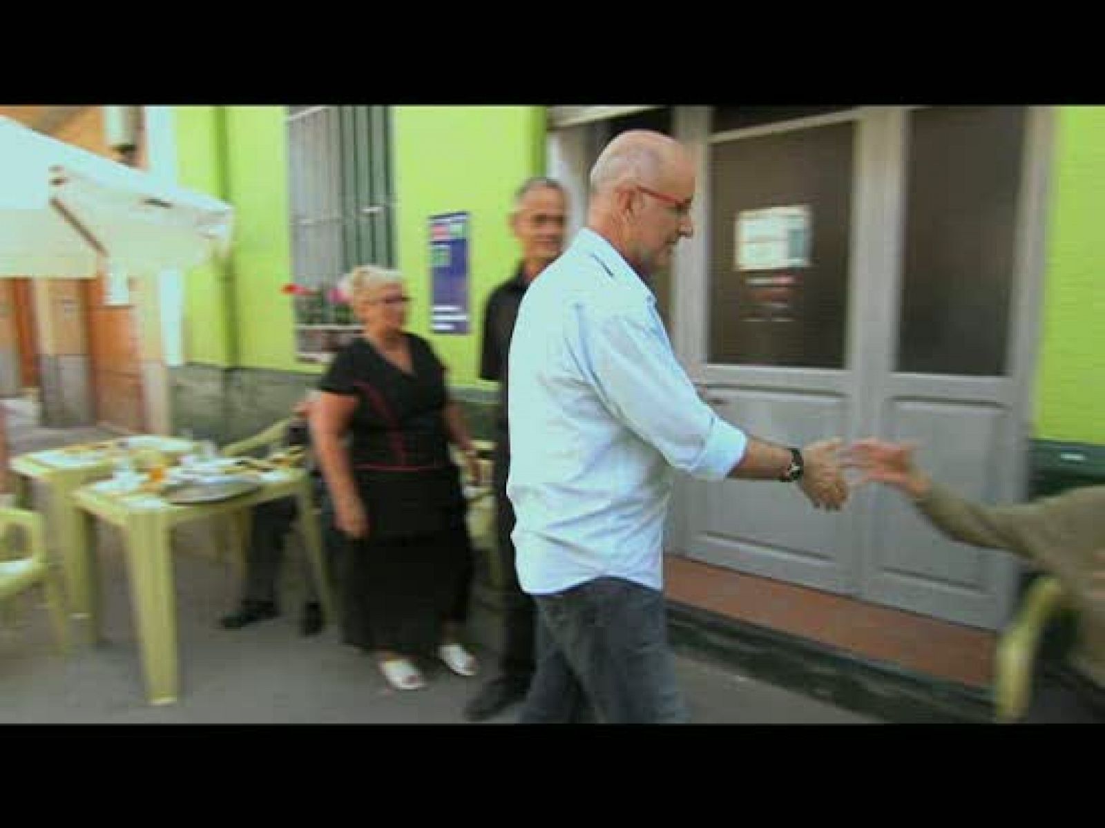 Duran I Lleida charla animadamente con un grupo de vecinos del pueblo