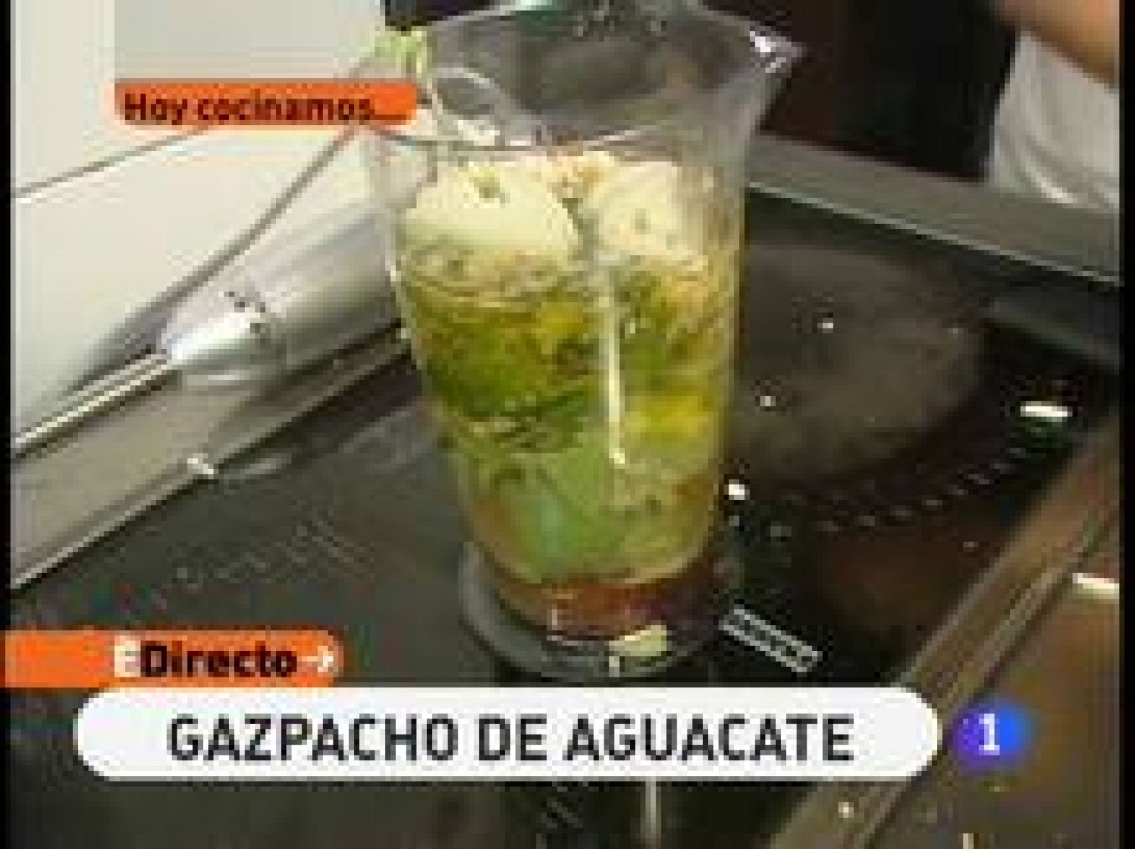 INGREDIENTES:

2 Aguacates maduros
1/2 pimiento verde
1 Diente de ajo
Miga de pan
Hierbabuena
1/4 l. agua
100 ml. aceite de oliva
Vinagre
Sal

Para la guarnición:

1 Tomate
8 Langostinos 

Hoy cocinamos desde el restaurante El Poleo. Patones de Arriba, Madrid.