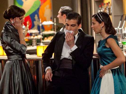 Amar en tiempos revueltos - Héctor agrede a Ibáñez