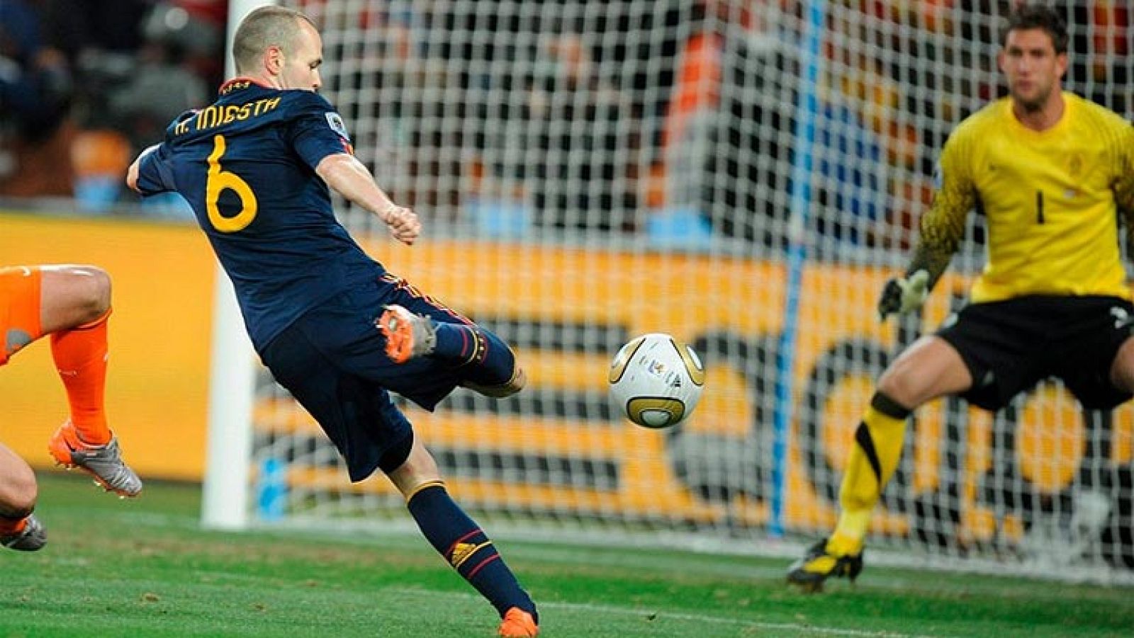 Un golazo de Andrés Iniesta en el minuto 116 dio la victoria de la selección española ante Holanda consiguiendo ganar por primera vez en la historia la Copa del Mundo.