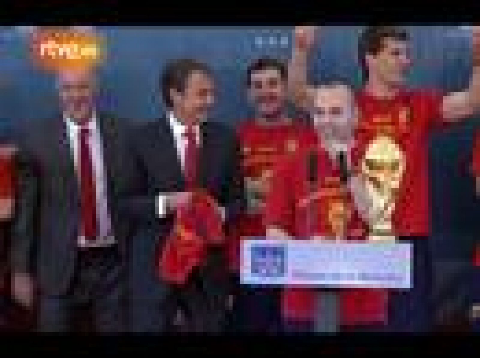 Zapatero bota y hace hablar a Iniesta | Ver