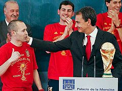 Zapatero bota y hace hablar a Iniesta