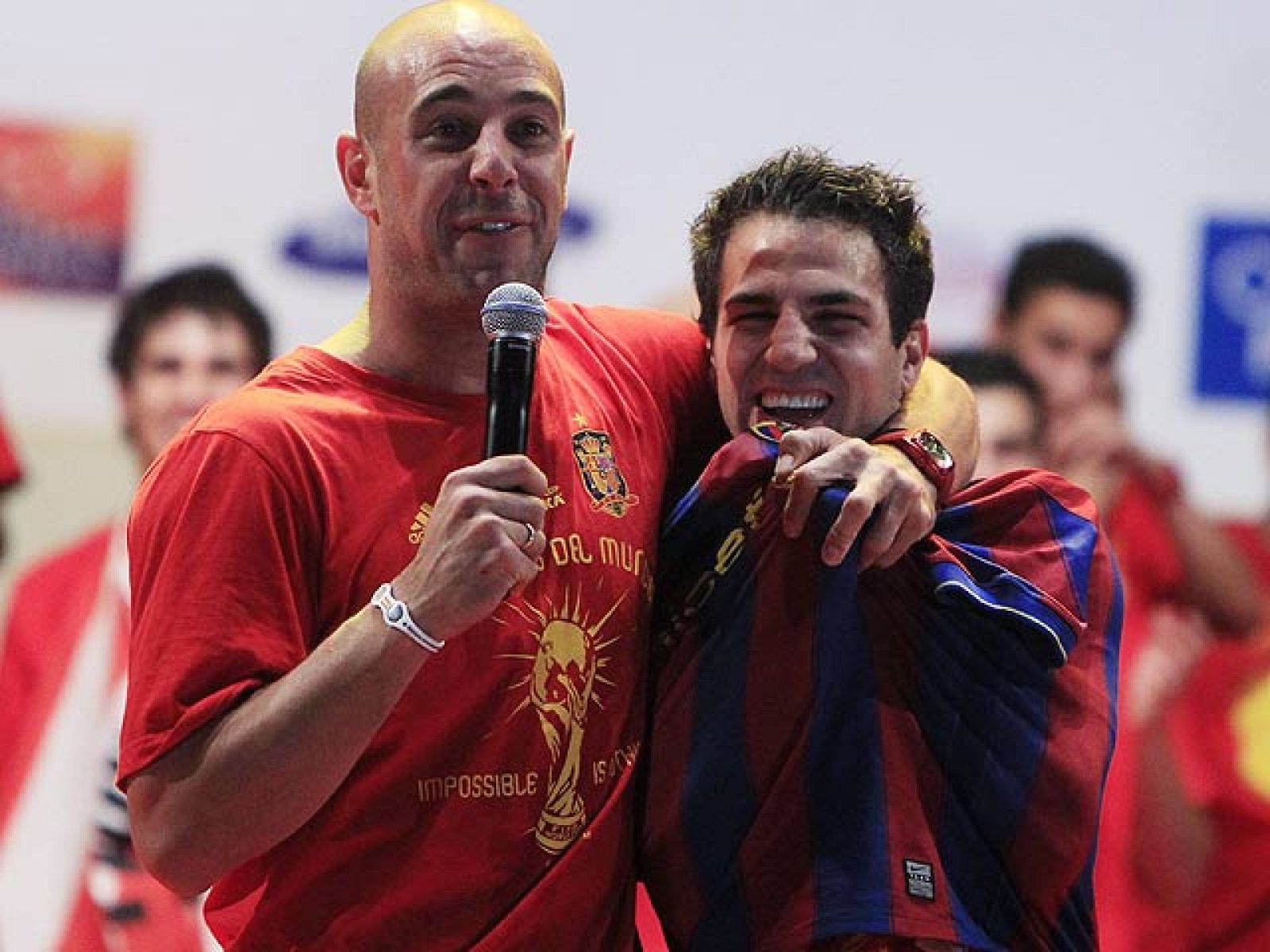 Pepe Reina ha vuelto a ser el alma de la fiesta de la selección española y sacó su lado más divertido para entretener a los miles de aficionados que asistieron a celebrarlo con los héroes.