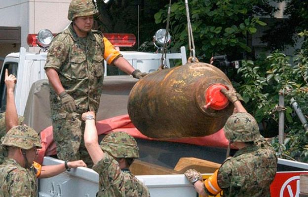  - Encuentran una bomba en Japón