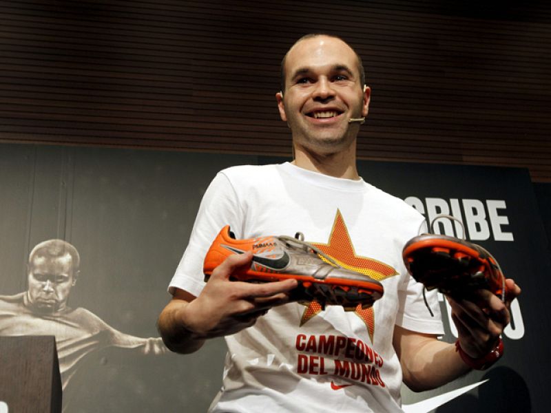 El centrocampista Andrés Iniesta, flamante campeón del Mundial con la selección española, ha afirmado este martes a su llegada a  Barcelona que, en la prórroga de la final ante Holanda, le pegó al balón a sabiendas de que "tenía que entrar".