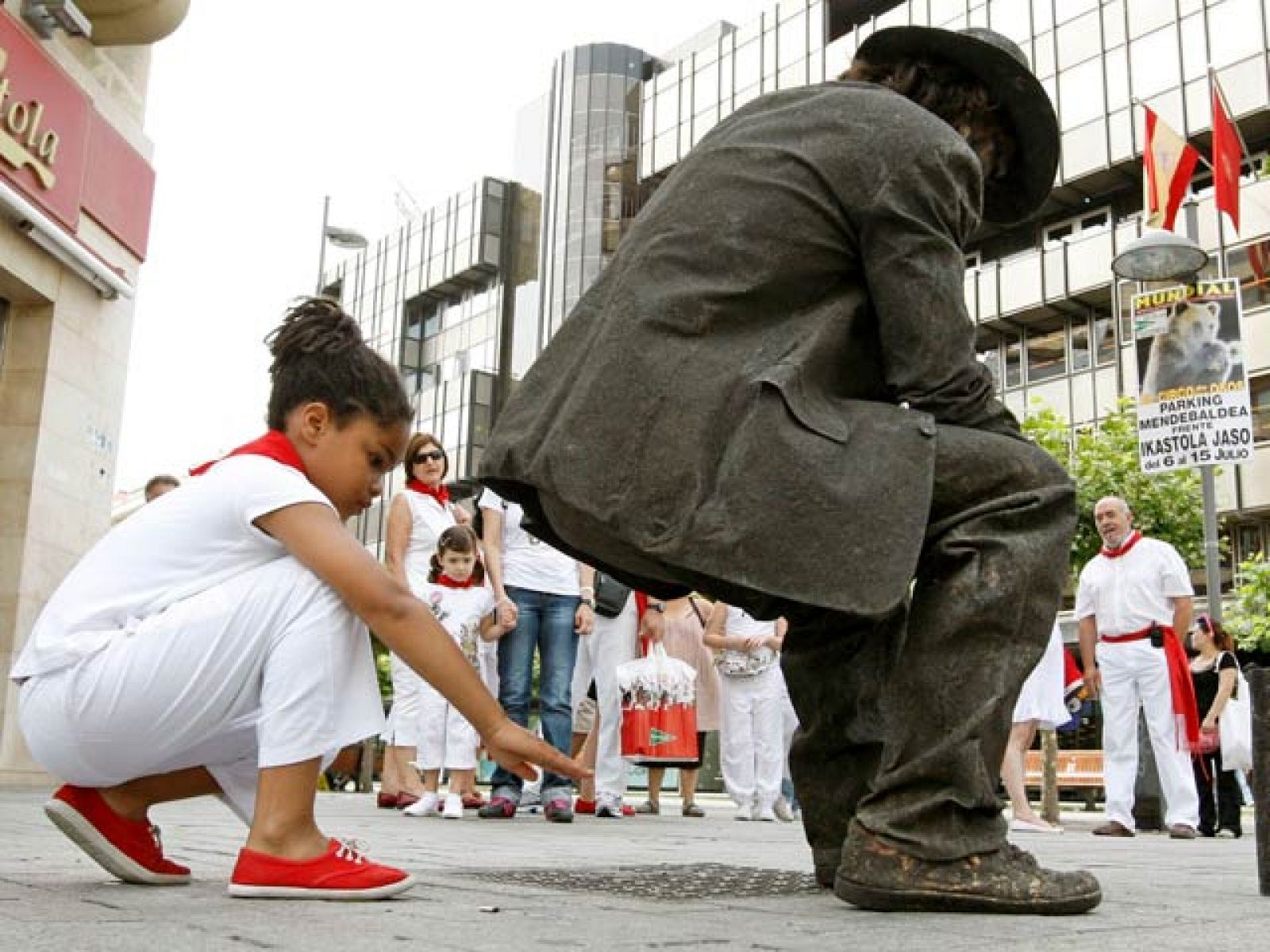 Animación callejera en Pamplona durante los Sanfermines | Ver