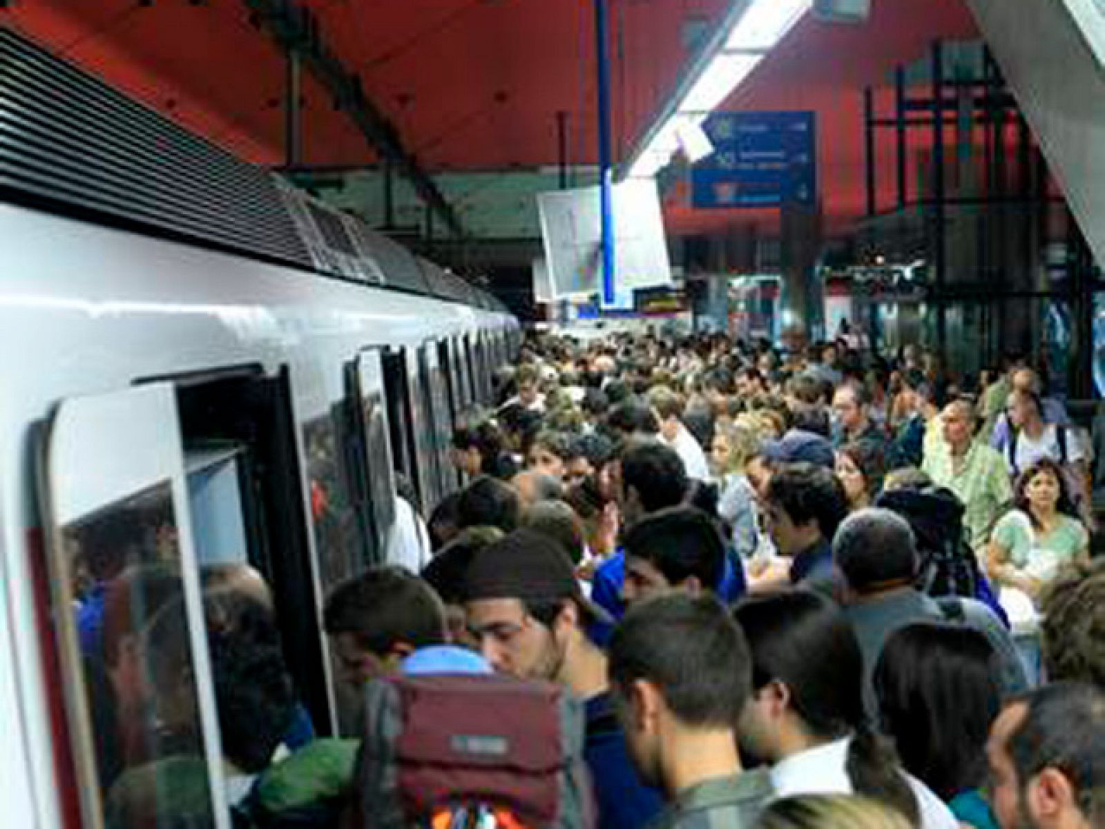  Reacciones de los usuarios del Metro de Madrid ante la jornada de huelga con servicios mínimos que esta viviendo el servicio este miércoles