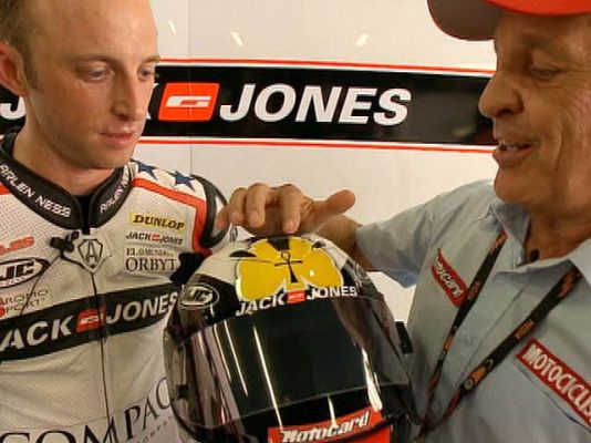  - Un mismo casco para Dennis y Noyes