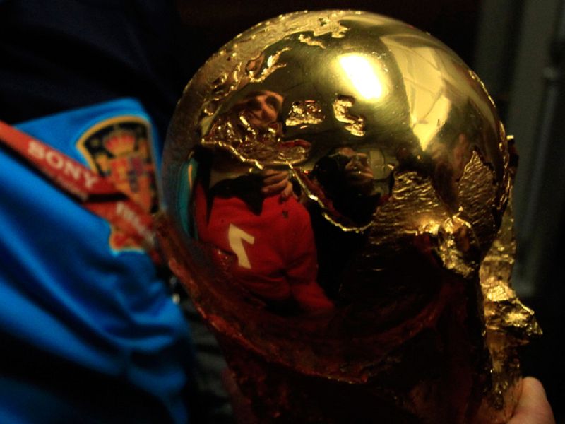 La Copa del Mundo inicia su peregrinaje por distintas localidades españolas para que todo el mundo pueda tocarla y fotografiarse con ella.