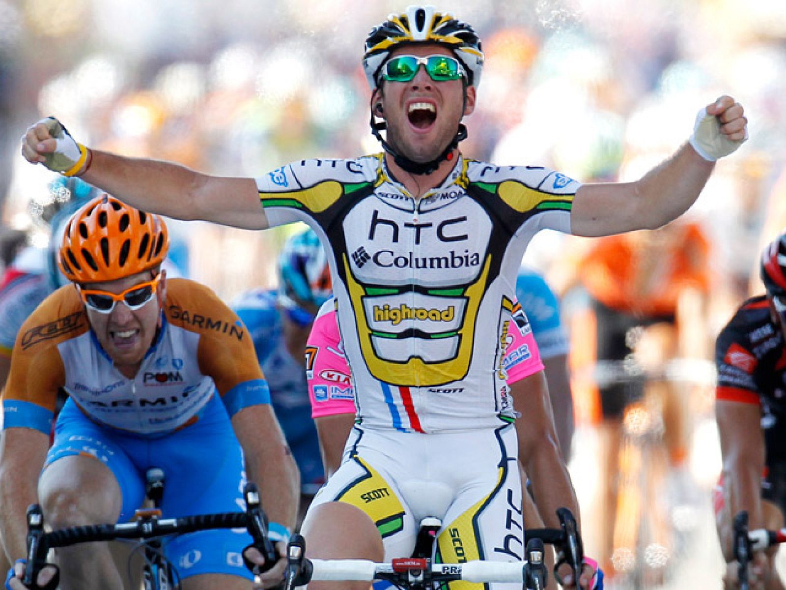 El ciclista británico Mark Cavendish, del equipo HTC Columbia, celebra como cruza la línea de meta para ganar la undécima etapa de la Tour de Francia entre Sisteron y Bourg-les-Valence.