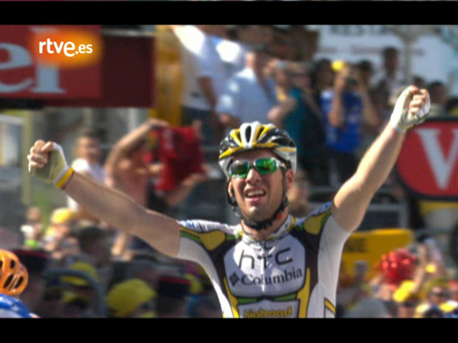 El ciclista británico Mark Cavendish, del equipo HTC Columbia, celebra como cruza la línea de meta para ganar la undécima etapa de la Tour de Francia entre Sisteron y Bourg-les-Valence.