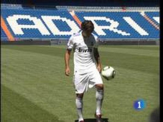 El R. Madrid presenta a Pedro León