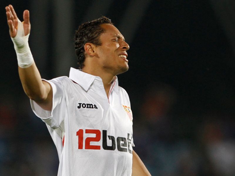 El F.C.Barcelona ha hecho oficial el acuerdo con el sevilla para fichar al lateral brasileño Adriano por 10 millones de euros.