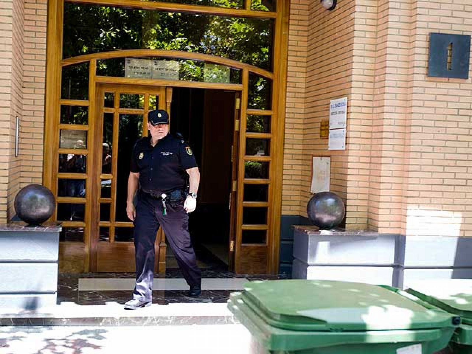 Encuentran a una mujer muerta en Zaragoza en un supuesto caso de violencia de género y otro hombre es condenado a prisión sin fianza en Cuenca por ser el presunto asesino de su pareja, cuyo cuerpo fue hallado ayer con heridas de arma blanca.