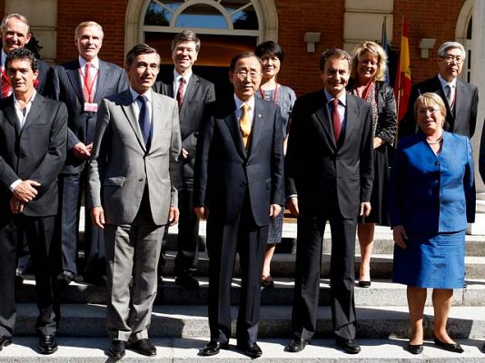  - Zapatero recibe en Moncloa al grupo de los Objetivos del Milenio
