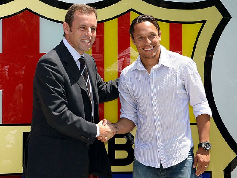 Adriano Correia Claro ya es oficialmente jugador del FC Barcelona tras firmar este sábado, a las 13:00 horas, y después de pasar el reconocimiento médico, el contrato que le vincula durante cuatro temporadas al conjunto azulgrana.