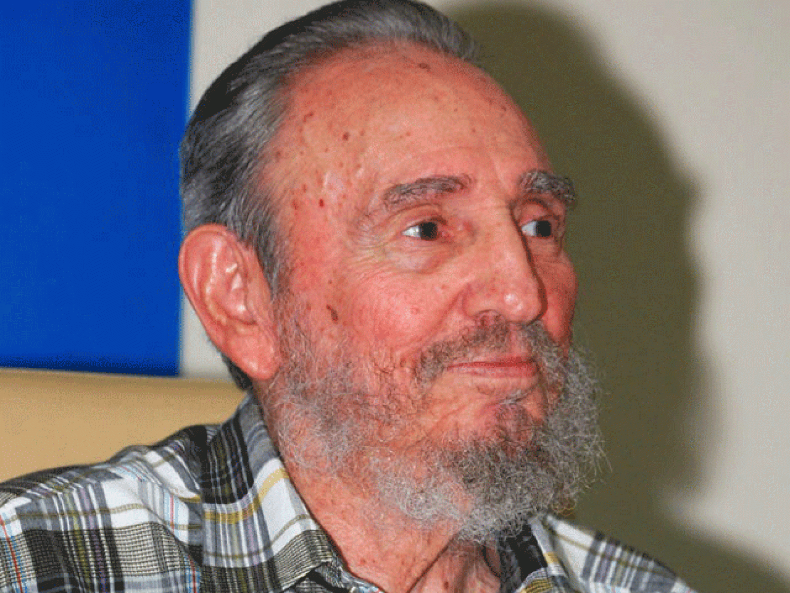 Fidel Castro dirige una reunión en Cuba con 115 embajadores.