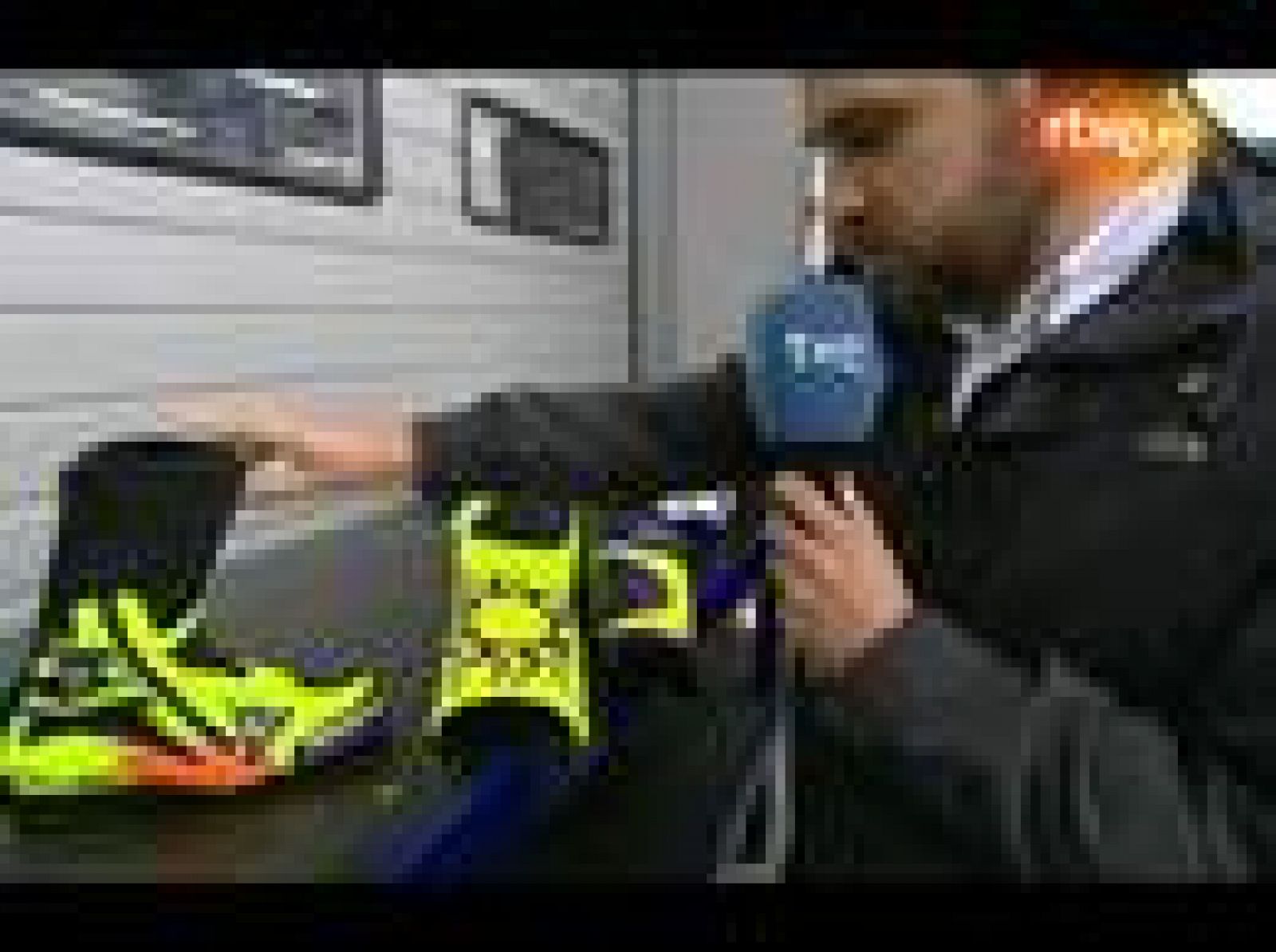 Rossi emplea unas protecciones especiales en su mono y en su bota.