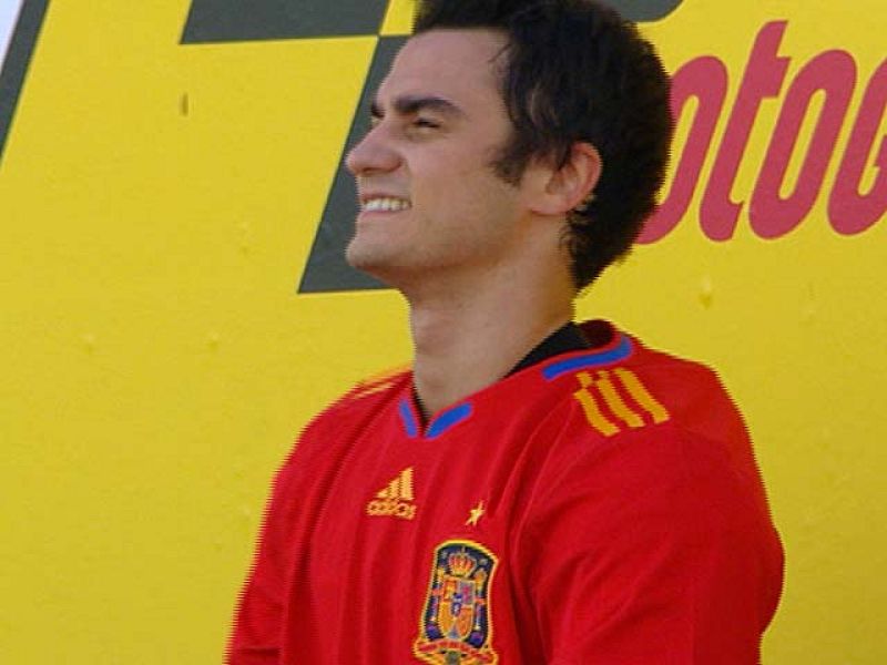 Dani Pedrosa ha celebrado su victoria en Sachsenring vistiendo la camiseta de la selección española de fútbol.