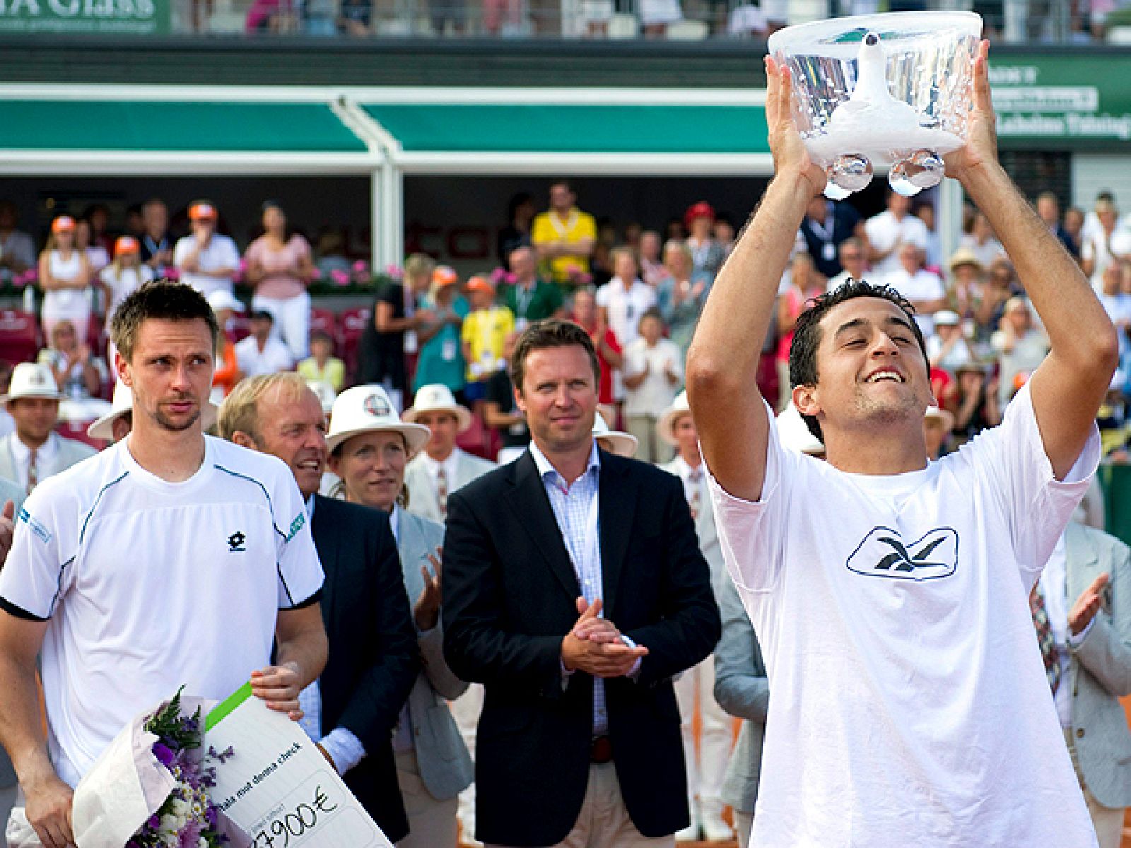 El murciano venece al número 5 del mundo, Robin Soderling, por 5-7,6-3 y 6-4. Alber Montañés se ha proclamado ganador en Stuttgart tras retirarse Gael Monfils.
