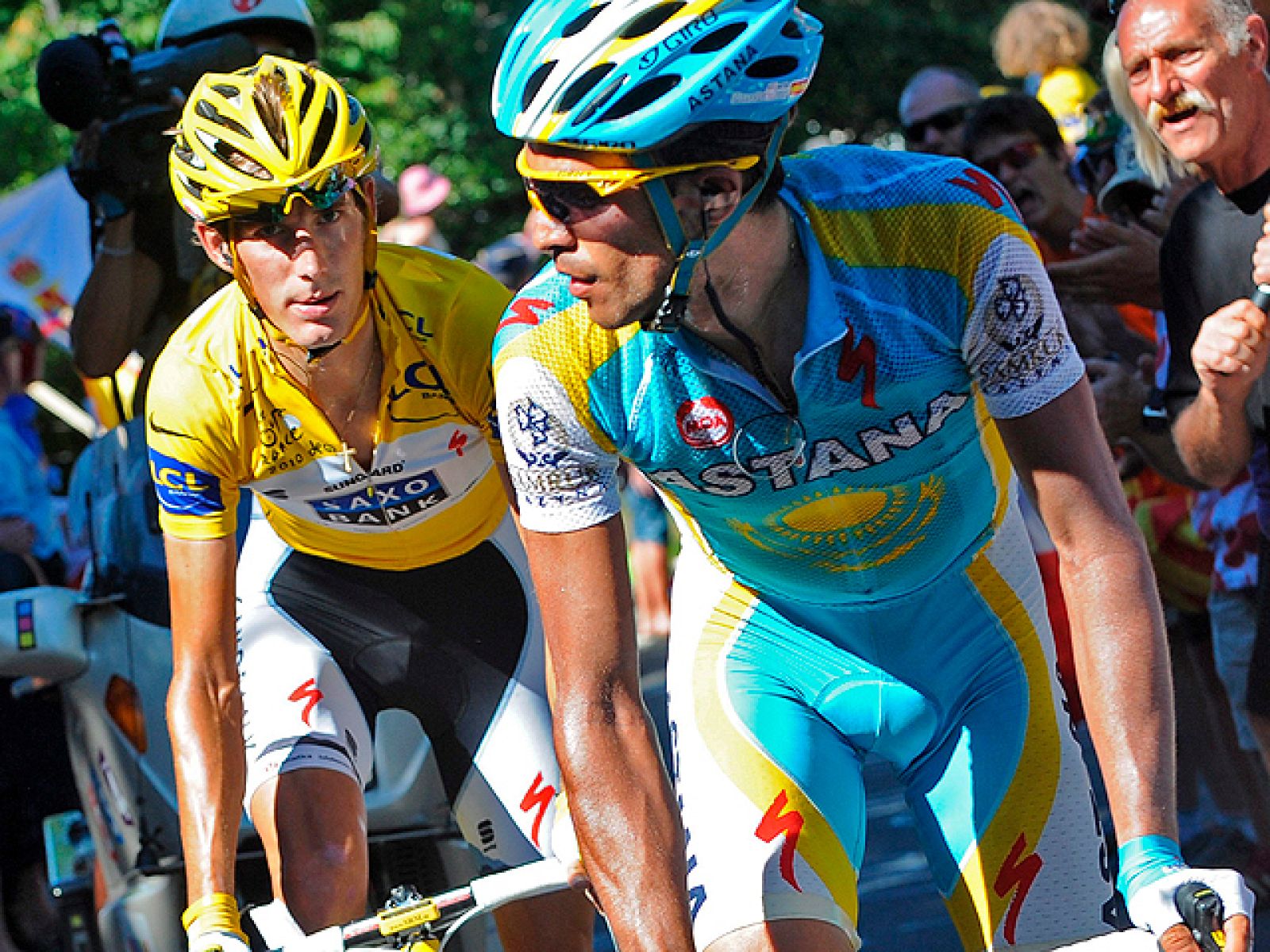 El francés del AG2R llegó a meta escapado en solitario desde el kilómetro 19. Samuel Sánchez ha defendido su puesto de podio con uñas y dientes. Schleck y Contador han dado un espectáculo inaudito en la última ascensión.