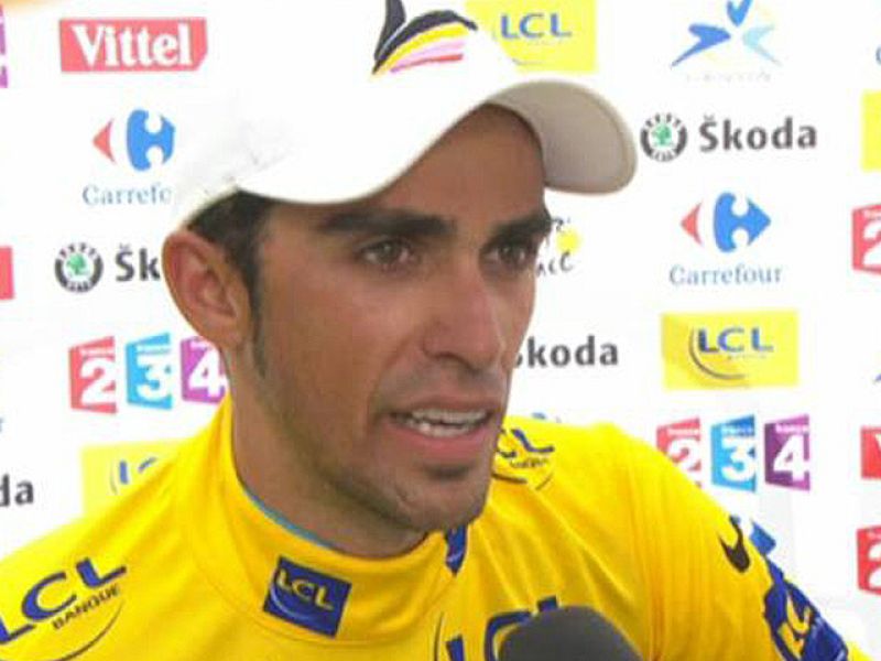 El español Alberto Contador ha asegurado que no sabía nada de la avería de Schleck. "Él ha atacado y yo venia super lanzado desde atrás, le he pasado y no tenía ni idea de que tuviera una avería mecánica", ha asegurado el ciclista de Pinto, que ha di