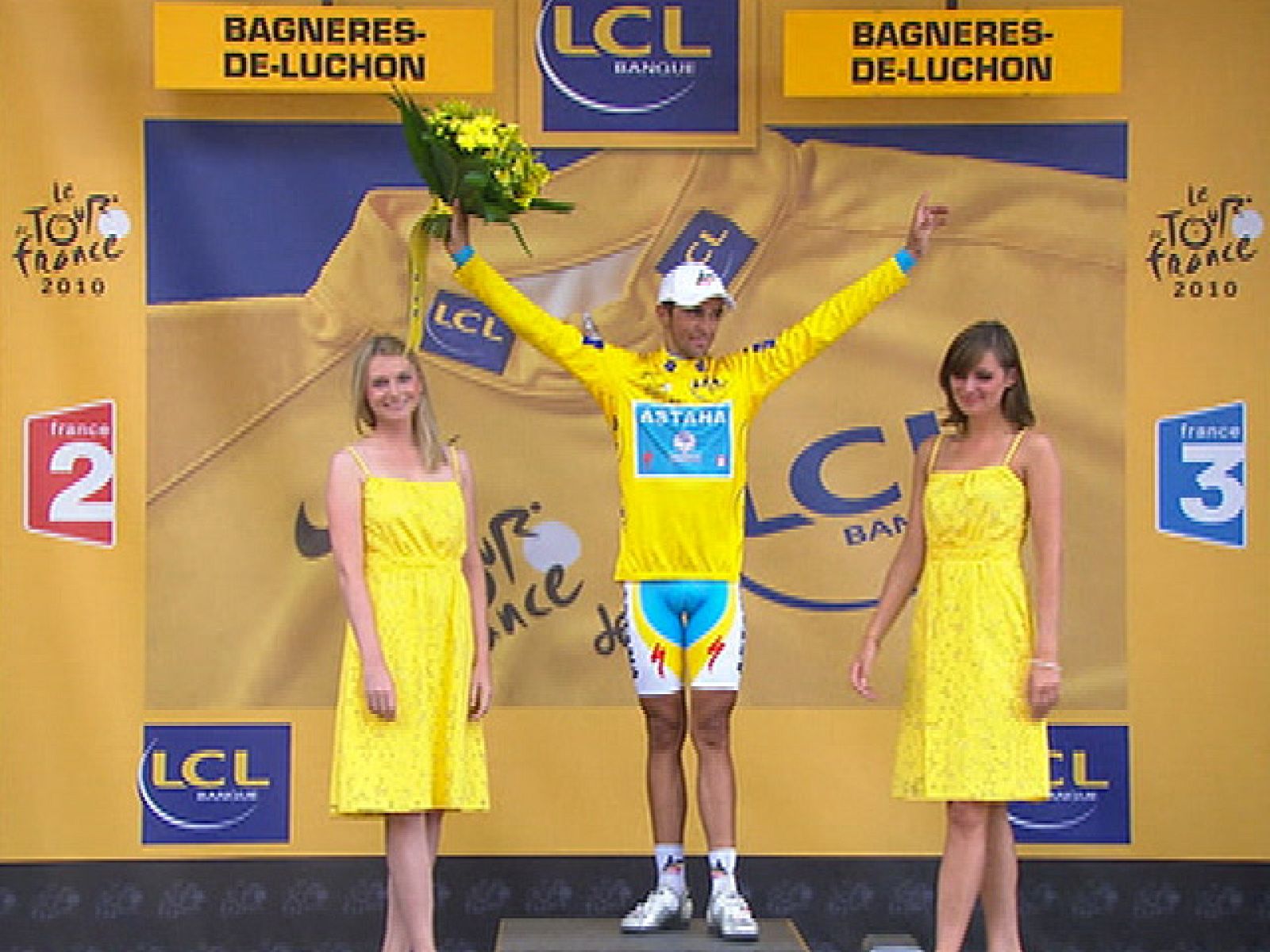 El ciclista español Alberto Contador se ha colocado líder del Tour de Francia al recuperar los 31 segundos de ventaja que le sacaba Andy Schleck al comienzo de la etapa, que se ha apuntado el francés Thomas Voeckler, el primero en cruzar la línea de 