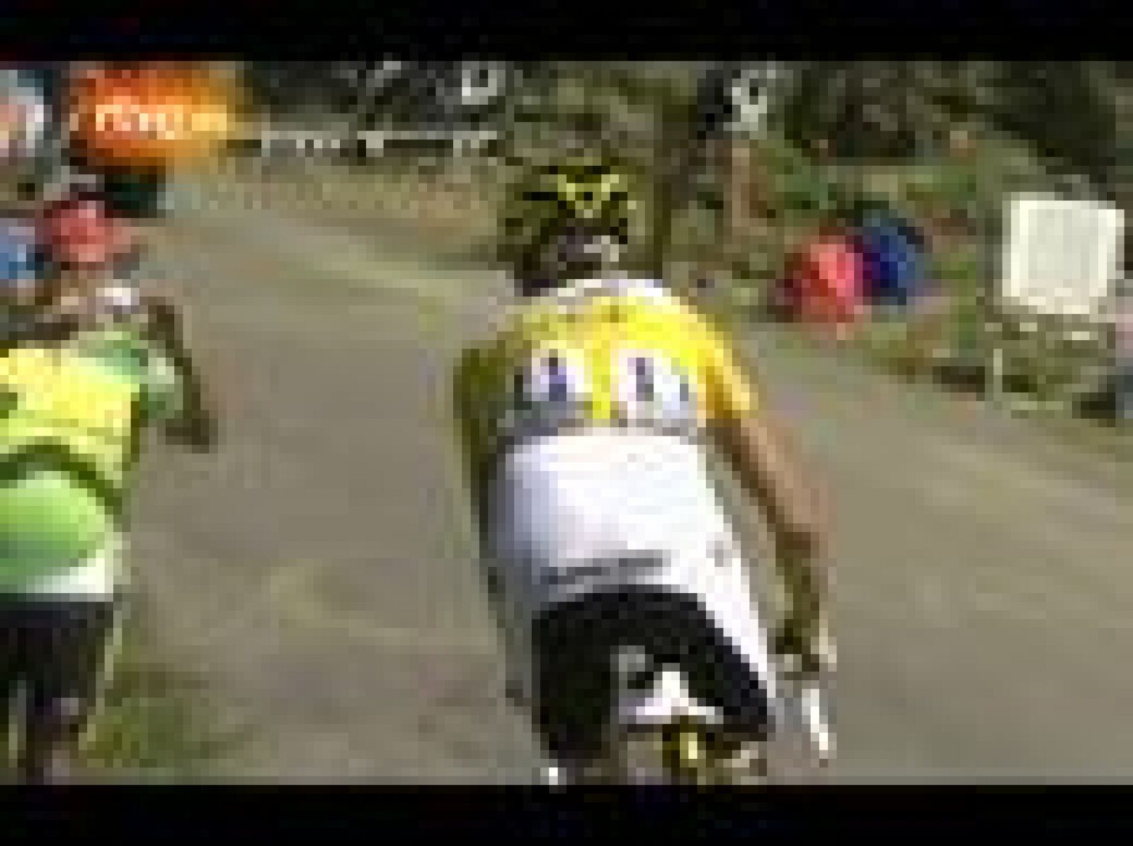 El luxemburgués Andy Schleck ha sufrido una salto de cadena en un ataque en plena subida a Balès. Contador, que salió a su rueda, continuó hacia delante y, tras una gran bajada, arrebató el maillot amarillo a su gran rival.