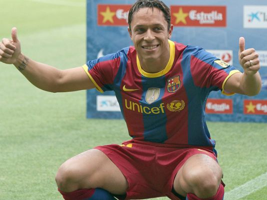  - El Barça presenta a Adriano